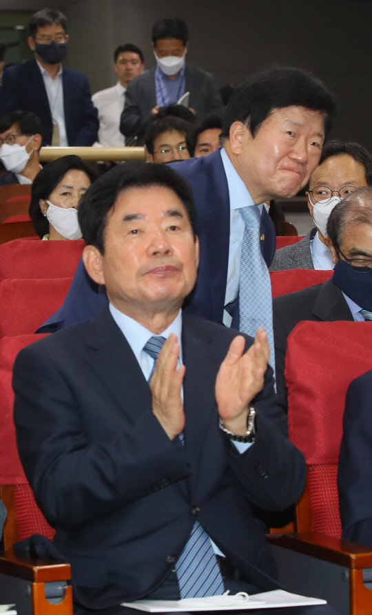 제21대 국회 상반기 국회의장 후보인 더불어민주당 김진표(앞), 박병석 의원이 지난 13일 열린 '포스트코로나 언택트산업 전략지원' 토론회에 참석하고 있다.  연합뉴스